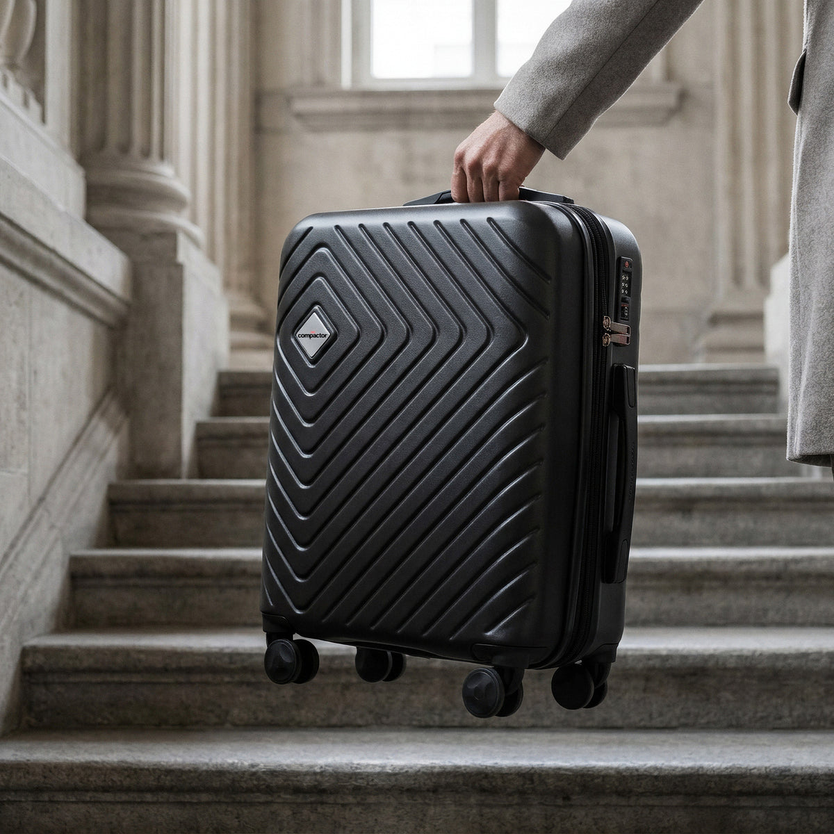 Valise cabine gain de place + pèse valise + pompe manuelle